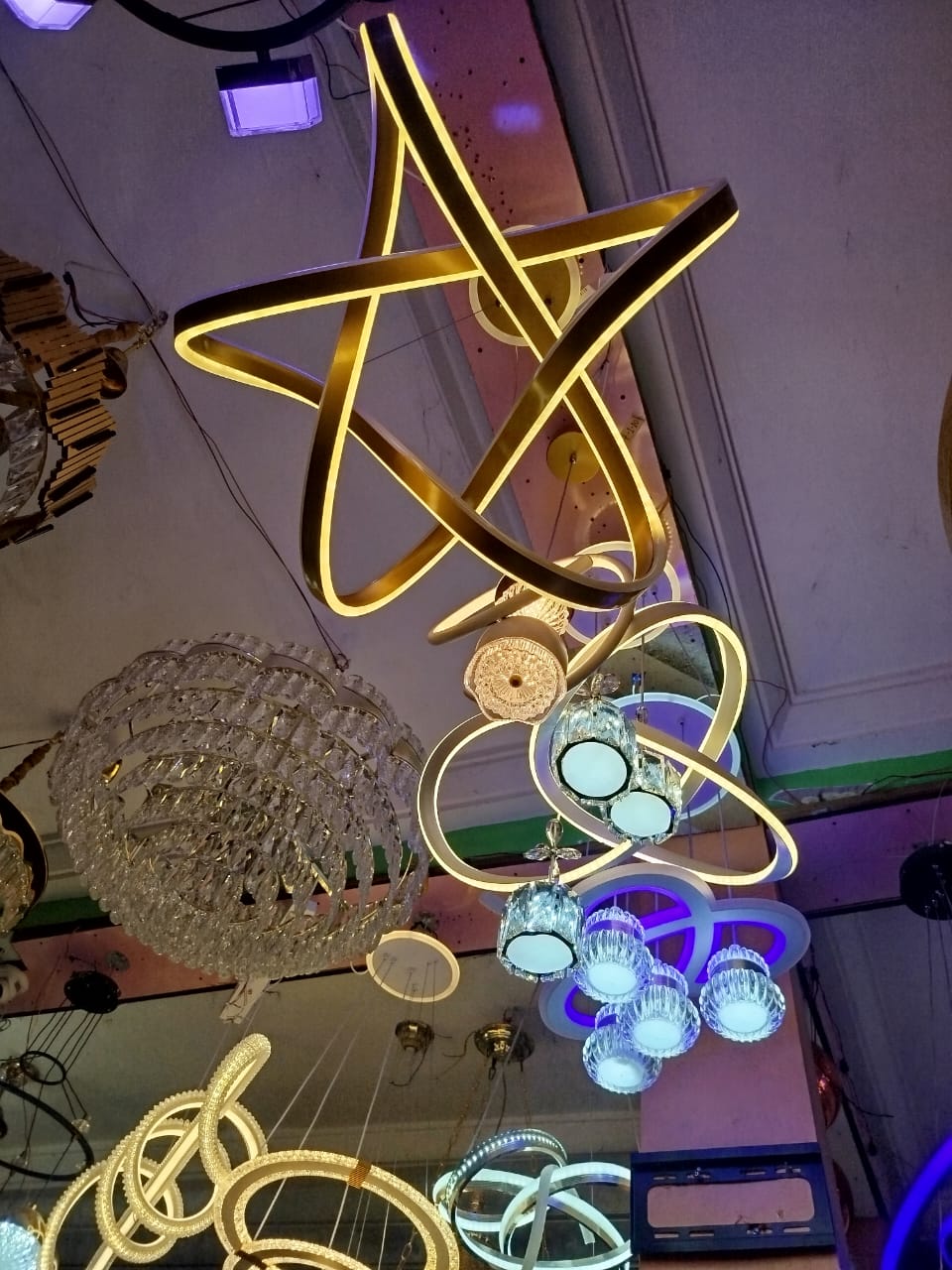 Aether Infinity LED Chandelier – Sculptural Modern Ribbon Pendant Light