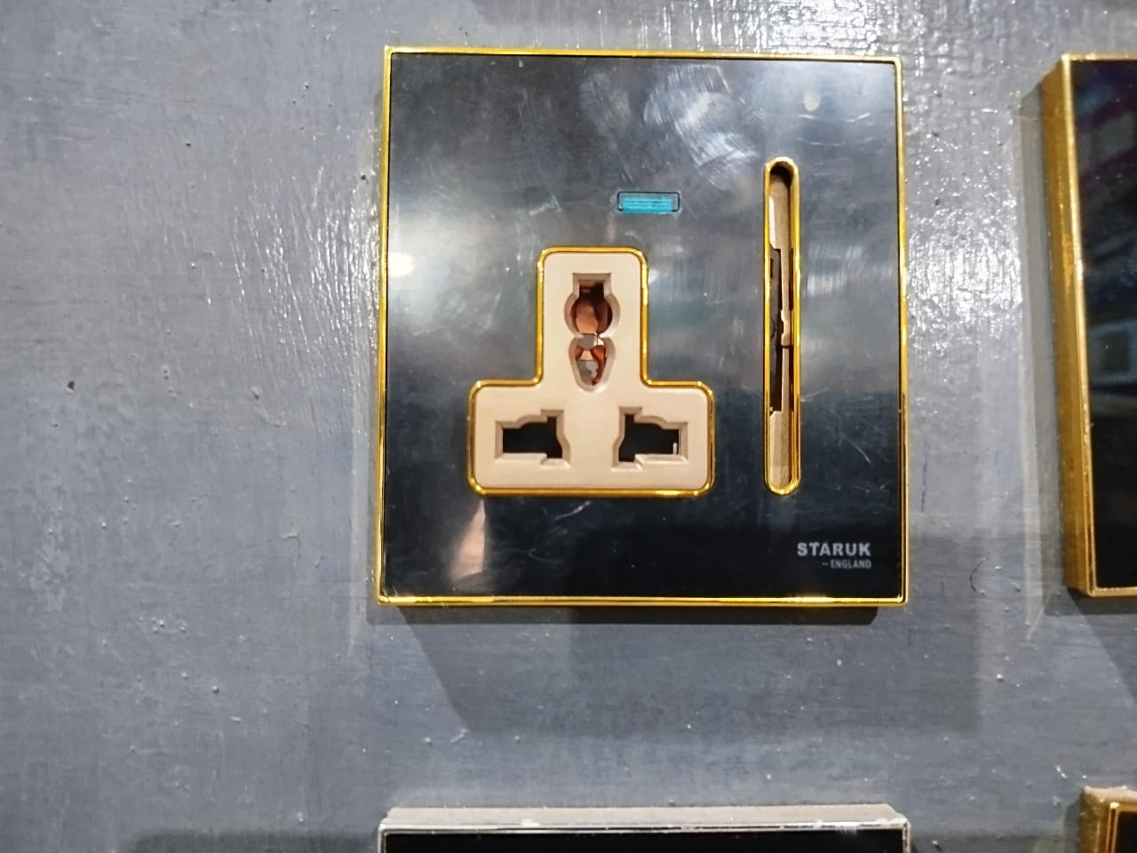 Staruk England - Heritage Series Multi-Standard Universal Wall Socket